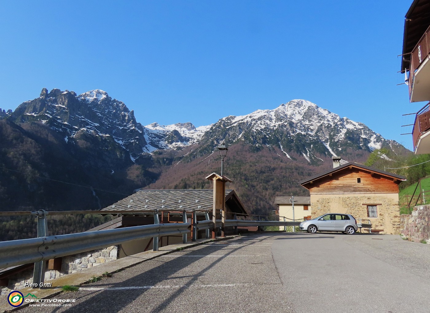 08 Parcheggio l'auto alla frazione Grasso di Valtorta con bella vista in Cornetta e Corna Grande.JPG